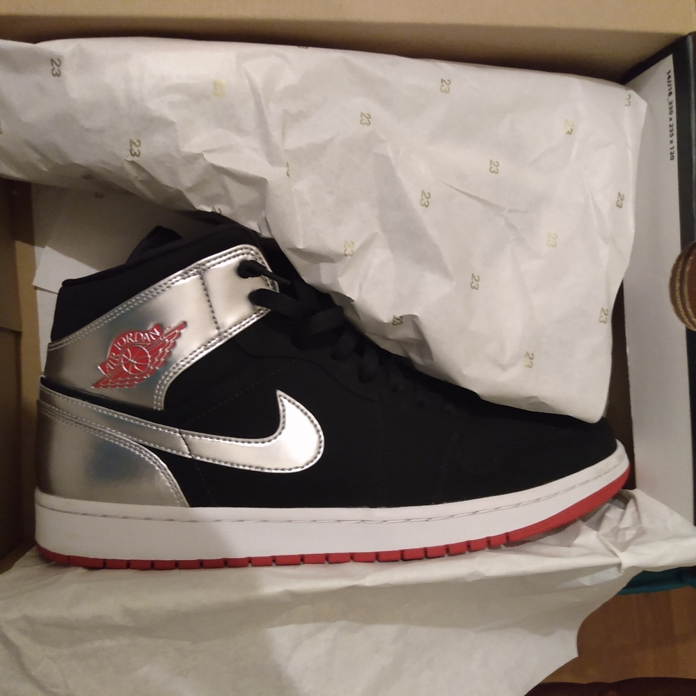VNDS Air Jordan 1 mid black and silver 11